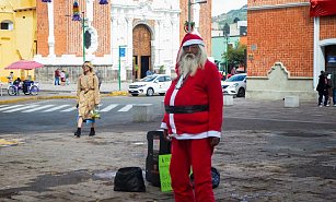 Santa Claus llena de alegría la Plaza de la Constitución en Tlaxcala