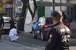 Investigan a policías por manipular escena del crimen en CDMX