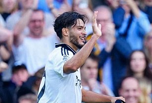 Raúl Jiménez casi marca golazo y da asistencia en victoria del Fulham