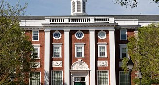 Trump prohíbe a Harvard recibir estudiantes extranjeros por “riesgos”