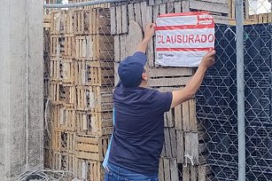 El Ayuntamiento de Puebla, a través de la Secretaría de Gestión y Desarrollo Urbano (SGyDU), realizó la clausura de una obra en proceso en la Central de Abasto debido a la falta de permisos necesarios para su construcción. La supervisión, suspensión y eventual clausura se llevaron a cabo como parte del cumplimiento de la normativa en materia de Desarrollo Urbano.  La obra, que consistía en la construcción de dos bodegas en la 104 poniente de la Central de Abasto, fue notificada por la Dirección de Desarrollo Urbano los días 17 y 18 de septiembre de 2024. Tras el procedimiento administrativo correspondiente, el día de ayer se procedió a colocar los sellos de clausura, deteniendo cualquier avance en la construcción.  El Ayuntamiento de Puebla ha confirmado que dará seguimiento al proceso administrativo para asegurar el cumplimiento de la ley y prevenir riesgos potenciales que la obra pudiera generar en la zona, en beneficio de la seguridad y el desarrollo ordenado de la ciudad.  Esta acción reafirma el compromiso de las autoridades municipales con el respeto a las normativas urbanísticas y con la vigilancia constante para evitar construcciones irregulares.