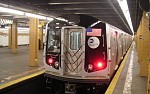 Detienen a sujeto por empujar a mujer a las vías del metro en Nueva York