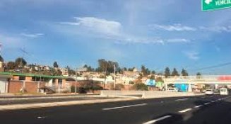 Mujer queda atrapada tras choque en Chiautempan; su hijo sale ileso