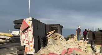 Volcadura en la Puebla–Tehuacán deja caos vial y rastro de cemento