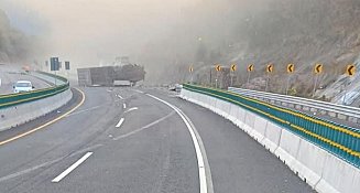 Volcadura de tráiler con gas natural en La Pera-Cuautla genera emergencia