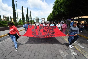 Marchan normalistas en Tlaxcala; piden atención a pliego petitorio