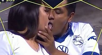 Beso apasionado en Puebla vs Mazatlán roba la atención en TV Azteca