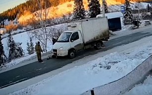 Mujer intenta estafar lanzándose a un auto en Polonia, pero es descubierta