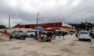 Cierre de Calle en Tlaxcala: Comerciantes Usan Explanada como Solución Temporal