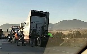 Accidente en Arco Norte: tráiler pierde control y cierra carril a Puebla