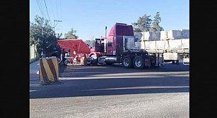 Persecución de tráiler termina en choque contra puesto de tamales en Puebla