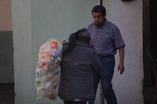 El noble trabajo de recolección de un adulto mayor en Tlaxcala contra la pobreza