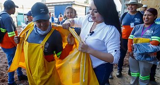 Reafirma Tonantzin Fernández compromiso con personal de Limpia: entregan kits de protección impermeable
