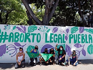 Feministas celebran despenalización del aborto en Puebla y exigen reformas