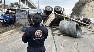 Vuelca tráiler en Periférico Ecológico: Bomberos de San Andrés Cholula atienden emergencia