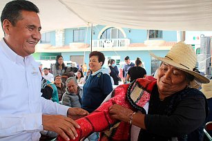 Recibieron 2 mil 100 adultos mayores chamarras del programa "Abraza Coronango"