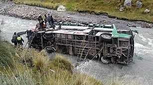 Tragedia en los Andes: autobús cae a un río y deja decenas de víctimas