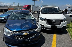 Carambola en la carretera México-Querétaro deja daños, pero sin heridos