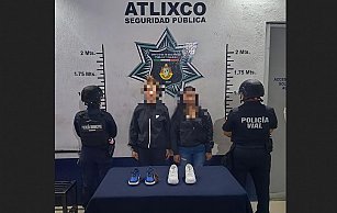 Detienen en Atlixco a dos mujeres por presunto robo en zapatería