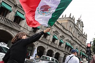 Trabajadores del Poder Judicial se manifiestan con “Caravana Fúnebre” en Puebla