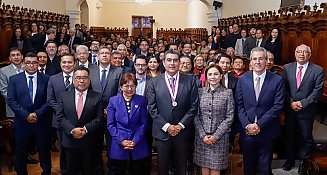 Sergio Salomón recibe la Medalla "Melchor de Covarrubias" por la BUAP