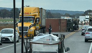 Tráiler volcado en la Amozoc-Perote genera caos vial