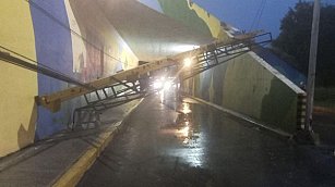 Volcadura de vehículo derriba estructura en San Andrés Cholula 