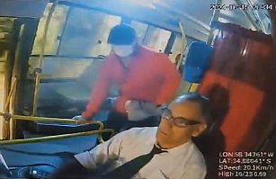 Conductor de autobús es apuñalado por pasajero en ataque motivado por celos