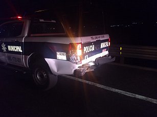 Dos policías heridos en choque con tráiler en Libramiento Apizaco: Impactante volcadura