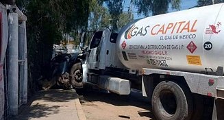 Accidente en La Paz: pipa de gas se queda sin frenos y causa destrozos