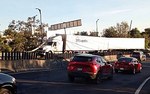 Accidente en México-Toluca provoca tráfico pesado; tráiler derriba postes y cables