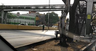 Hallan cuerpo colgado en puente peatonal de Circuito Interior, CDMX