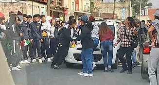 Mujer embiste a estudiantes durante desfile del 20 de noviembre en Chalco