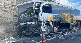 Un camión torton impactó de frente a un autobús de turismo este martes sobre la supercarretera Cuacnopalan-Oaxaca