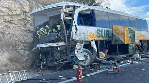 Un camión torton impactó de frente a un autobús de turismo este martes sobre la supercarretera Cuacnopalan-Oaxaca