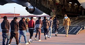 México desmiente restricción a avión militar de EE.UU. con migrantes