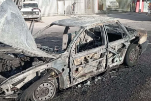 Hombre se prende fuego dentro de su automóvil en Chihuahua; su familia también resulta herida