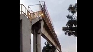 Clausuran puente peatonal de Cuautlancingo por fallas en su infraestructura