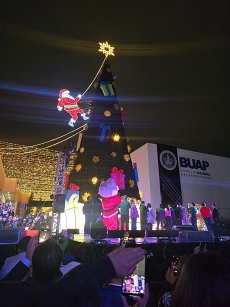 BUAP da inicio a la Navidad con encendido del árbol y espectáculo de drones