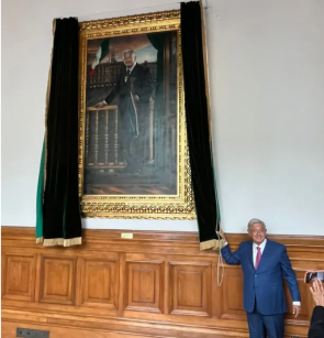 AMLO devela su retrato oficial en Palacio Nacional tras última mañanera