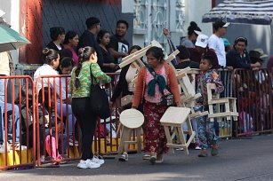 Ambulantes se adueñan del desfile del 5 de Mayo: rentan sillas y venden productos pese a operativos