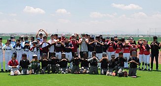 Jóvenes poblanos entrenan con estrellas del béisbol en Acatzingo
