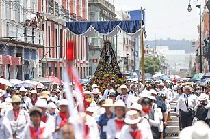 Miles de fieles participan en la Procesión de Viernes Santo en Puebla