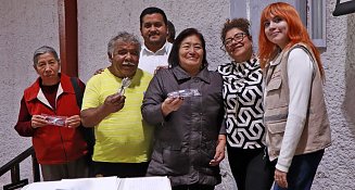 Entrega Tere Alfaro, presidenta del DIF de Cuautlancingo lentes para personas con vista cansada 