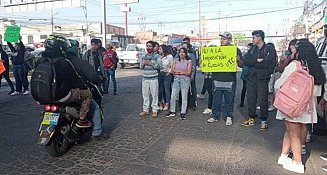 Estudiantes bloquean la carretera México-Puebla por cobros excesivos