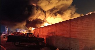 Fuerte incendio en recicladora de Puebla moviliza a bomberos