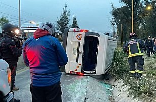 Accidente en la México-Pachuca: Combi vuelca tras esquivar bloqueo