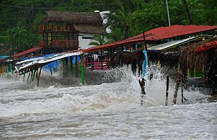 Huracán John causa estragos en Acapulco: inundaciones y cierre de vías