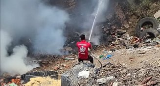 Sofocan incendio en tiradero de llantas en San Francisco Ocotlán