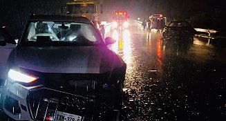 Grave accidente en la autopista Siglo XXI deja dos autos como pérdida total